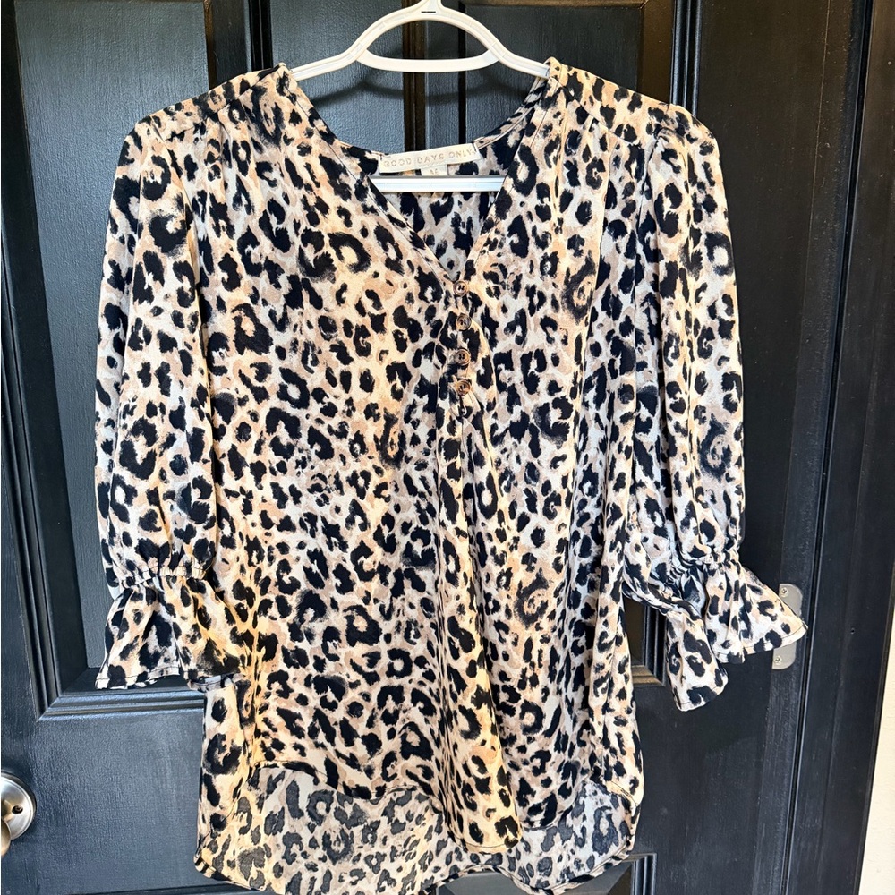 Chic Leopard Print Blouse - Black and Tan (7)